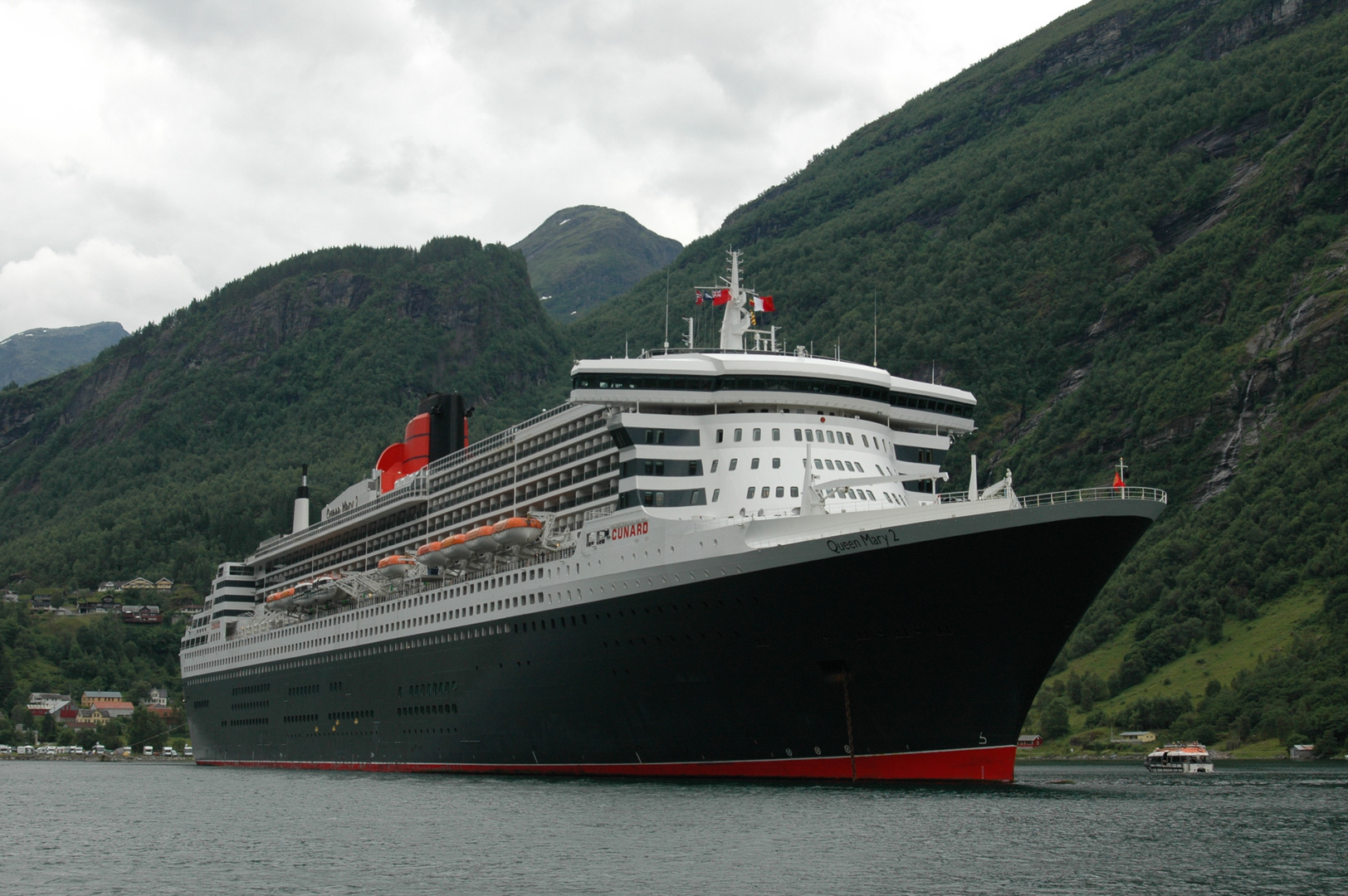 Queen Mary 2 in Geirangerfjord