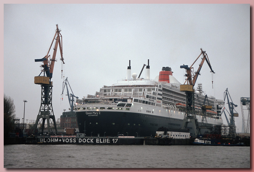 Queen Mary 2 in Hamburg