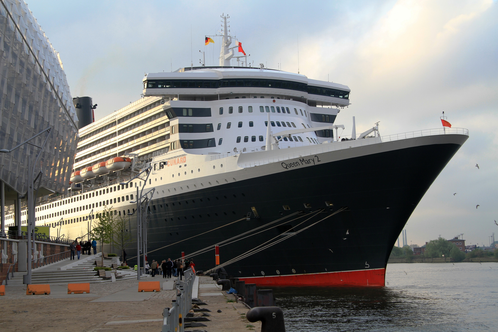 Queen Mary 2 in Hamburg
