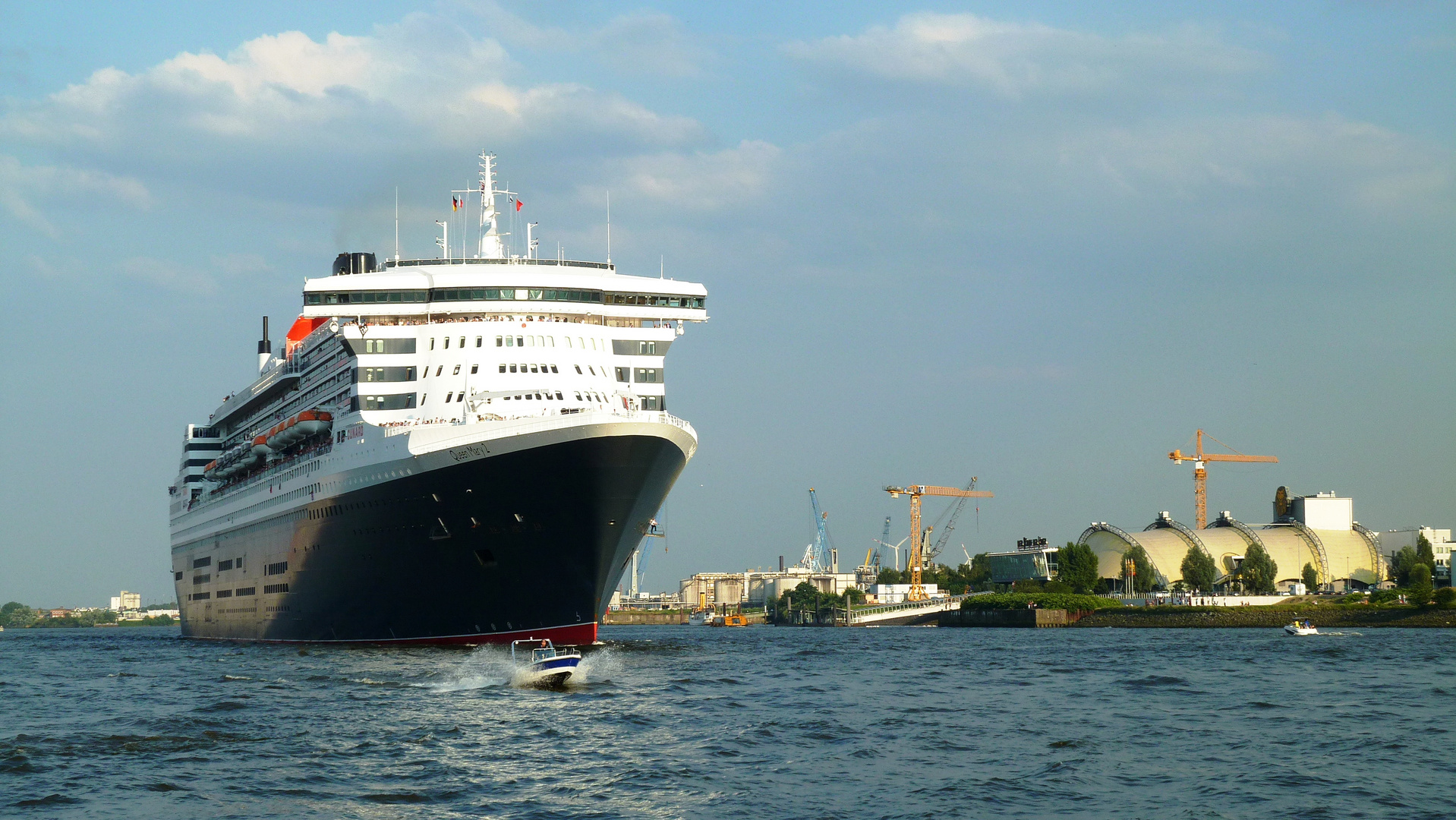 Queen Mary 2 in Hamburg