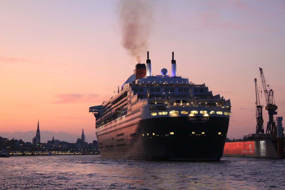 Queen Mary 2 in Hamburg