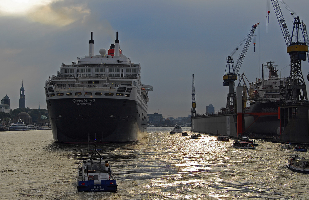 Queen Mary 2 in Hamburg