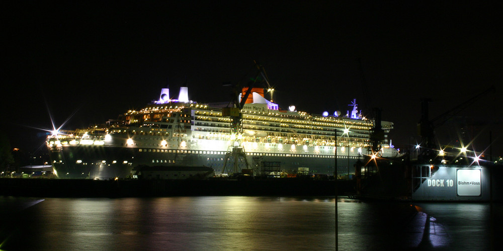 Queen Mary 2 in Hamburg 2008