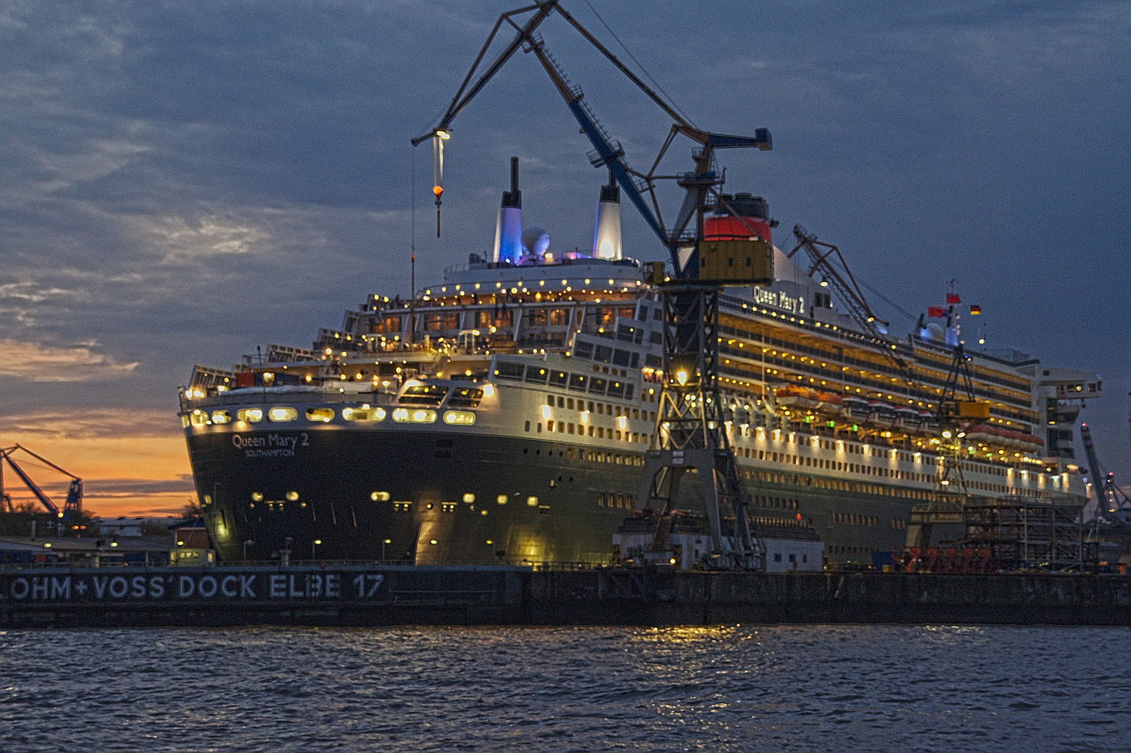 Queen Mary 2 in Hamburg