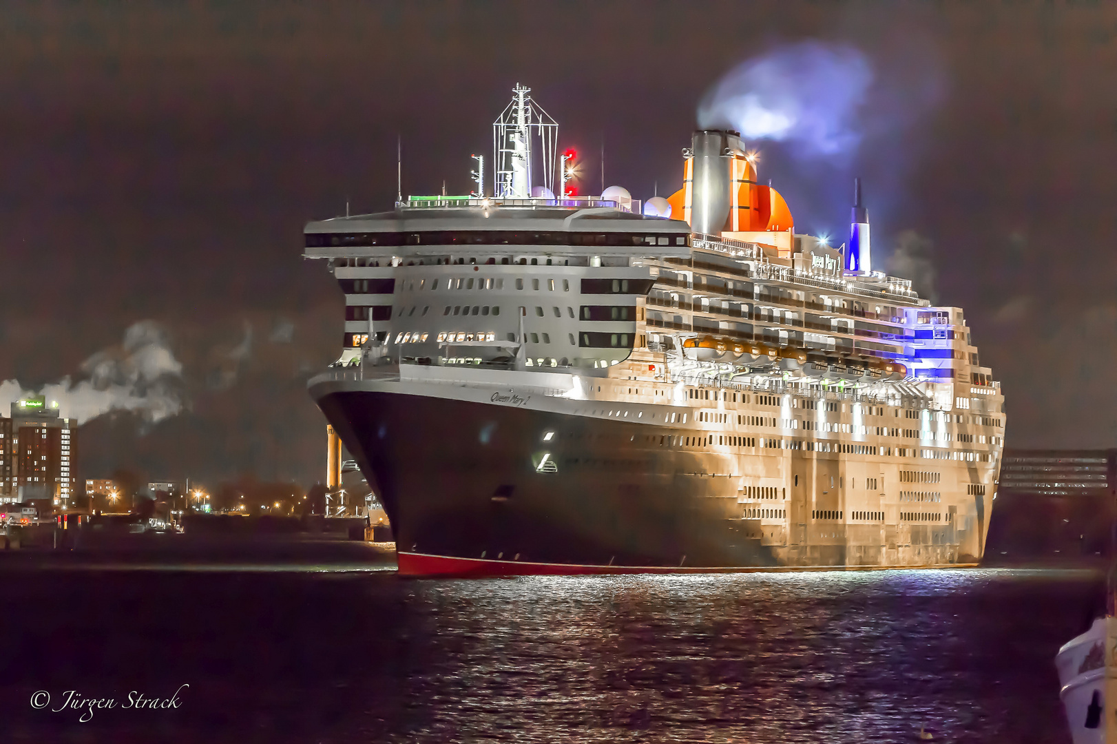 Queen Mary 2 in Hamburg