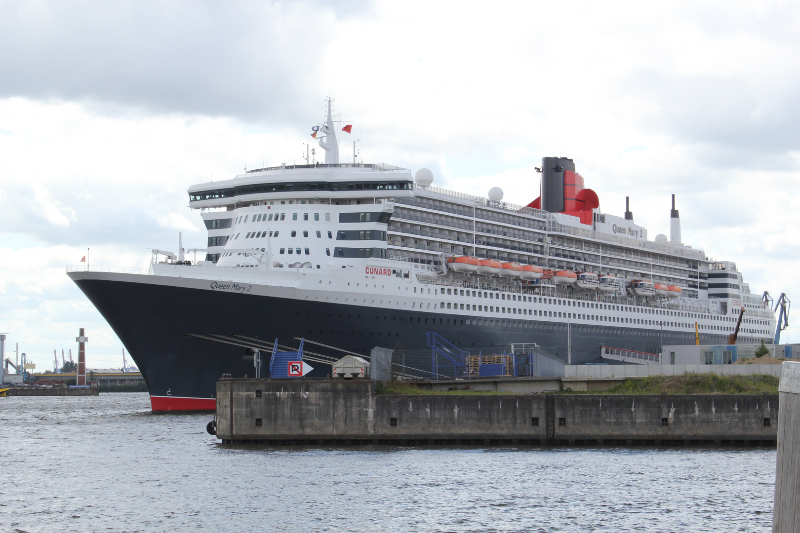 Queen Mary 2 in Hamburg