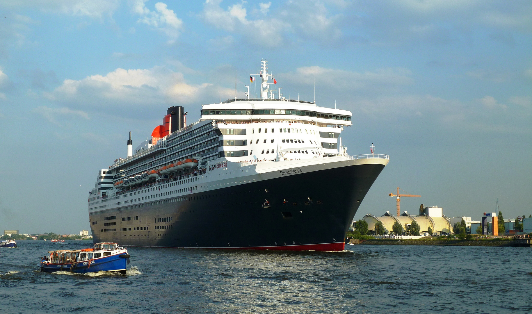 Queen Mary 2 in Hamburg