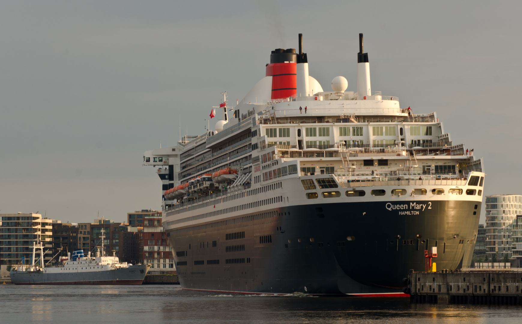 Queen Mary 2 in Hamburg beim Drehen