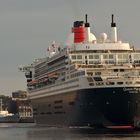 Queen Mary 2 in Hamburg beim Drehen