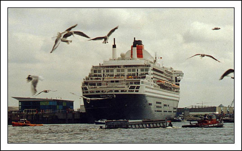 Queen Mary 2 in Hamburg