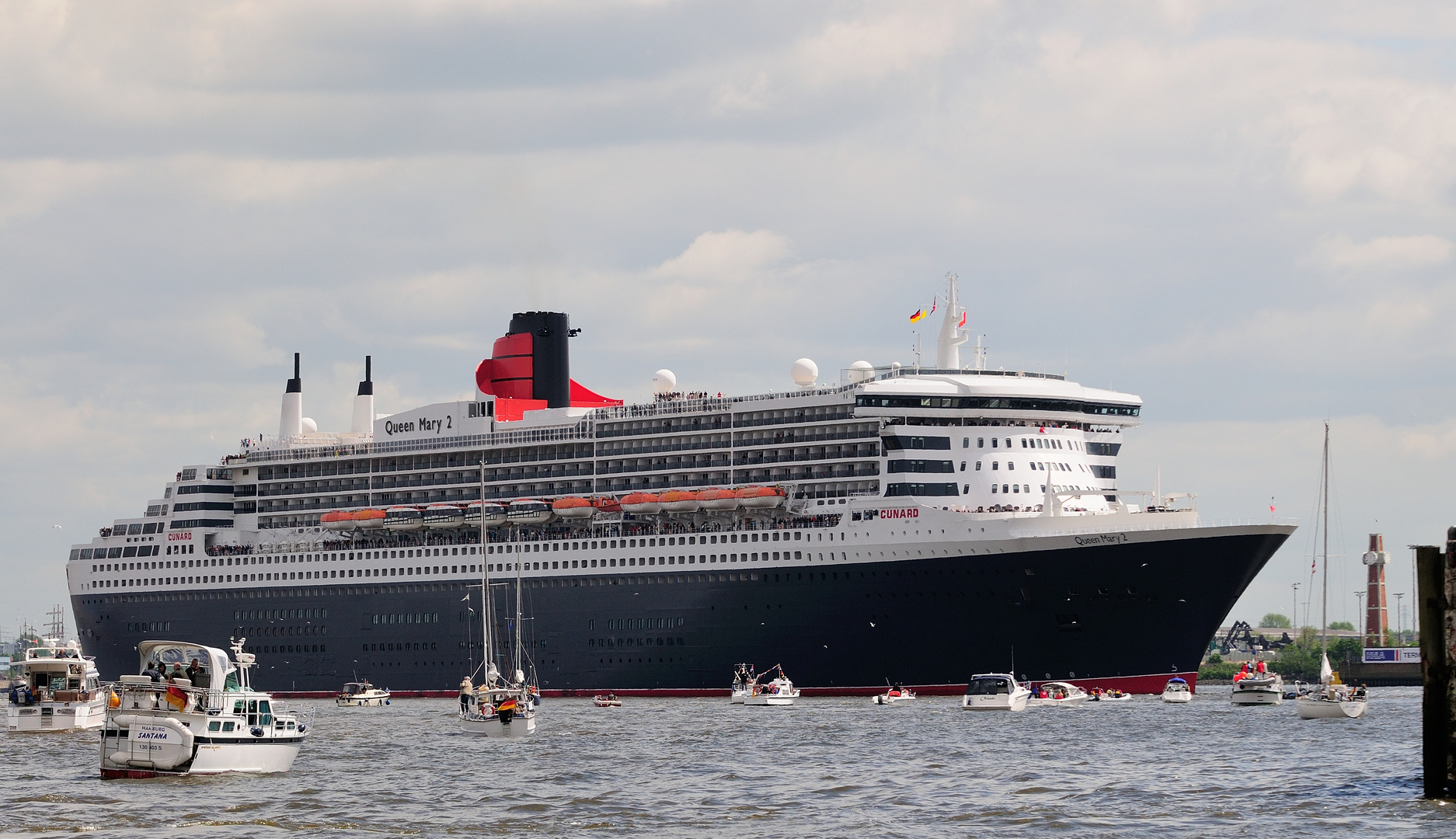 Queen Mary 2 in Hamburger Hafengeburtstag 2012