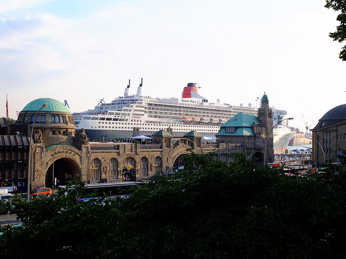 Queen Mary 2 in Höhe Landungsbrücken-Alter Elbtunnel