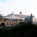 Queen Mary 2 in Höhe Landungsbrücken-Alter Elbtunnel