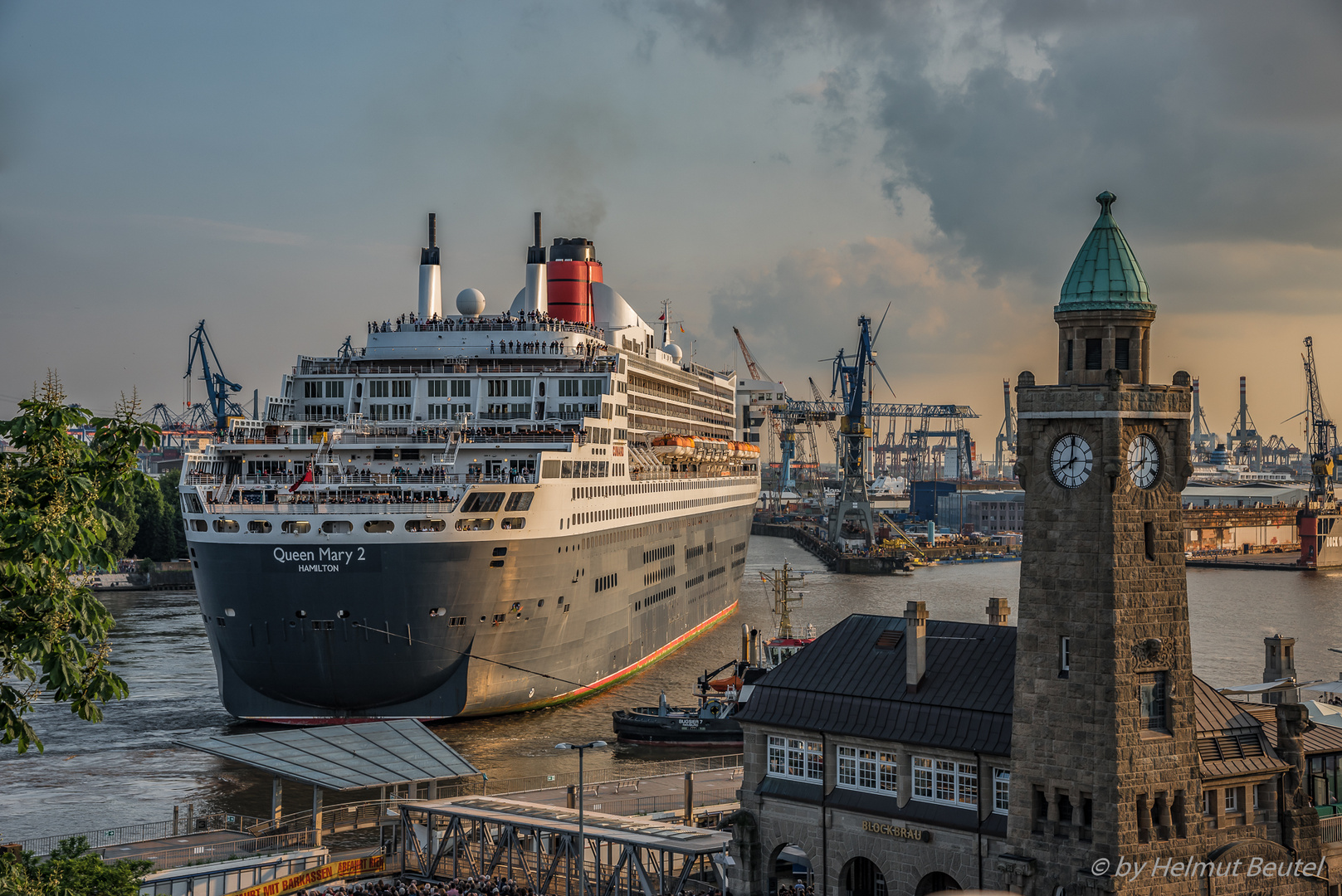 Queen Mary 2 - Jetzt wird sie eingedockt.