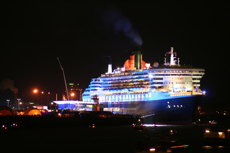 Queen Mary 2 - kurz vor dem Feuerwerk...