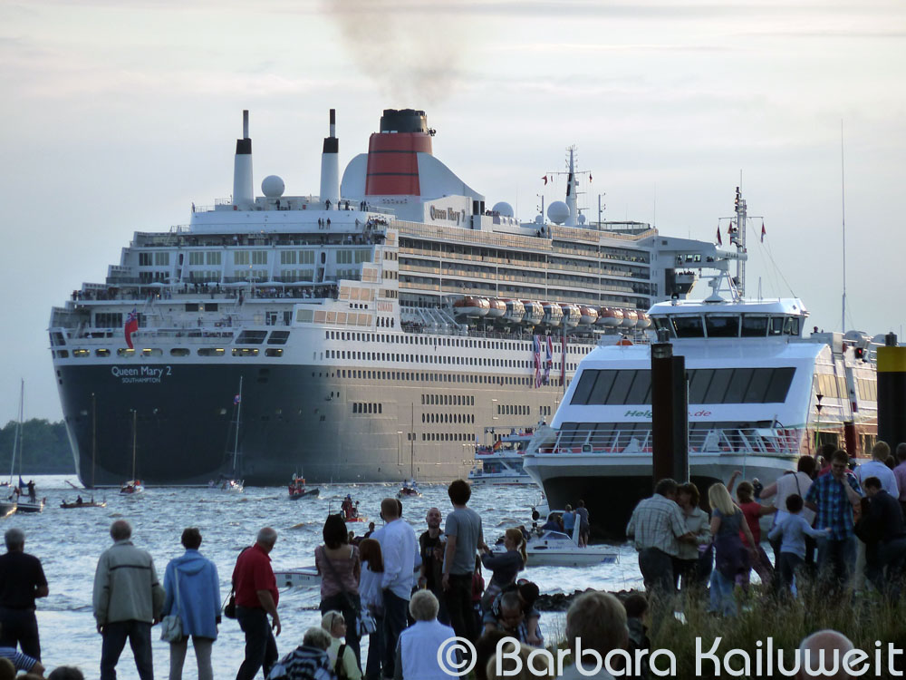 Queen Mary 2 meets Halunder Jet