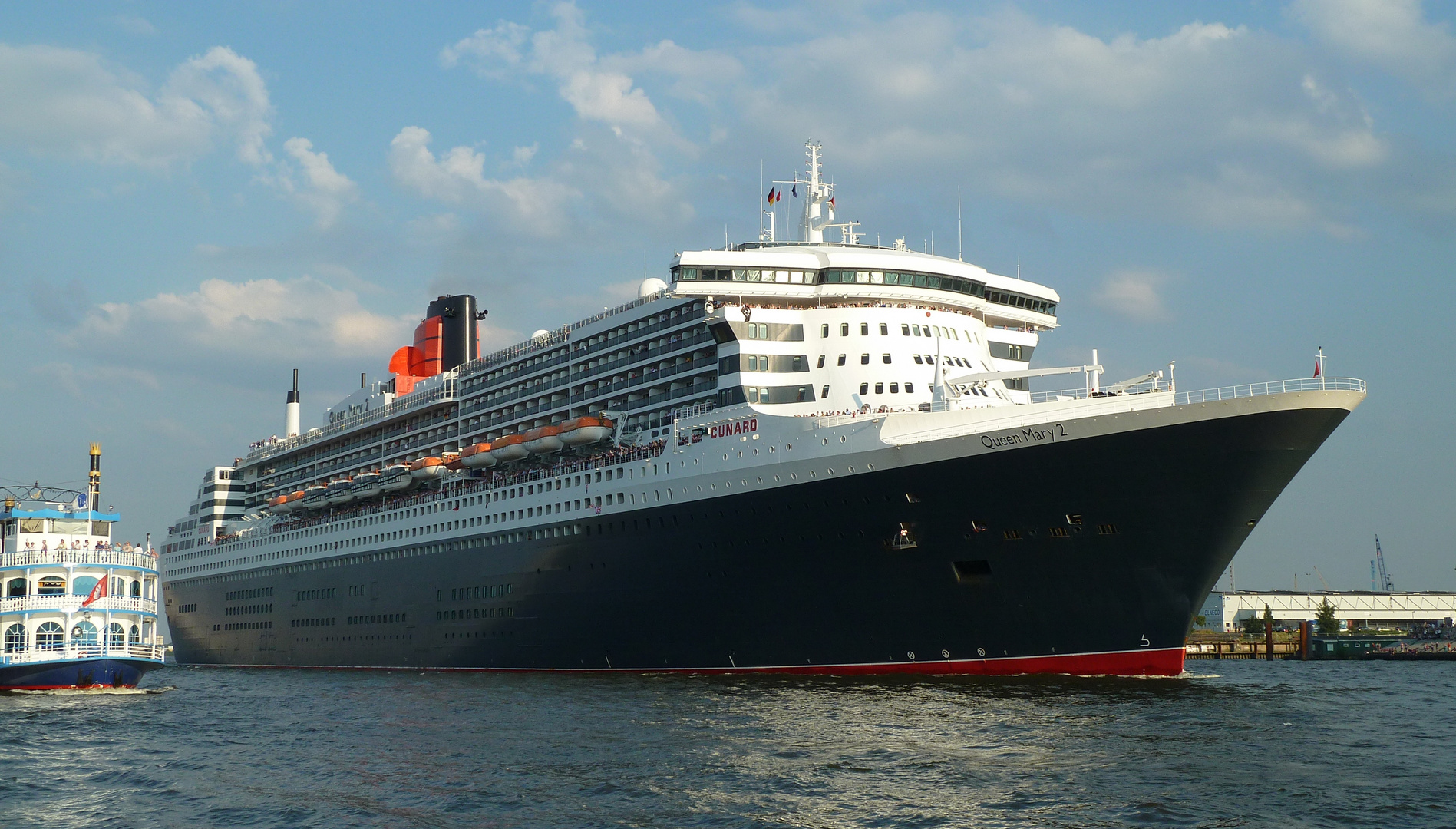 Queen Mary 2 mit Begleitung