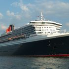 Queen Mary 2 mit Begleitung