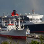 Queen Mary 2 mit dem Museumsschiff "Cap San Diego" in Hamburg