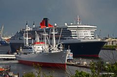 Queen Mary 2 mit dem Museumsschiff "Cap San Diego" in Hamburg