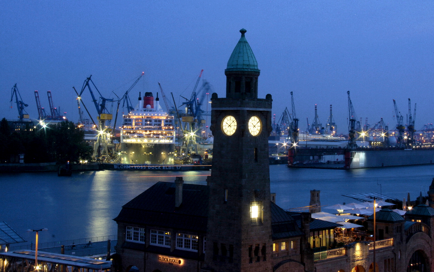 Queen Mary 2 mit Uhren-Turm