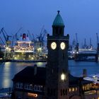 Queen Mary 2 mit Uhren-Turm