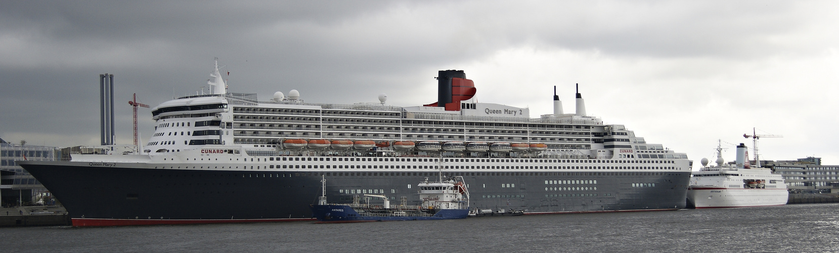 Queen Mary 2 & MS Deutschland in Hamburg