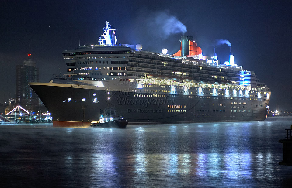 Queen Mary 2 nach dem Ausdocken bei Blohm & Voss