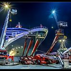 Queen Mary 2 nach dem Eindocken bei Blohm & Voss