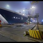 Queen Mary 2 nachts im Dock