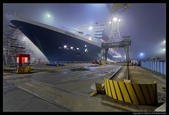 Queen Mary 2 nachts im Dock