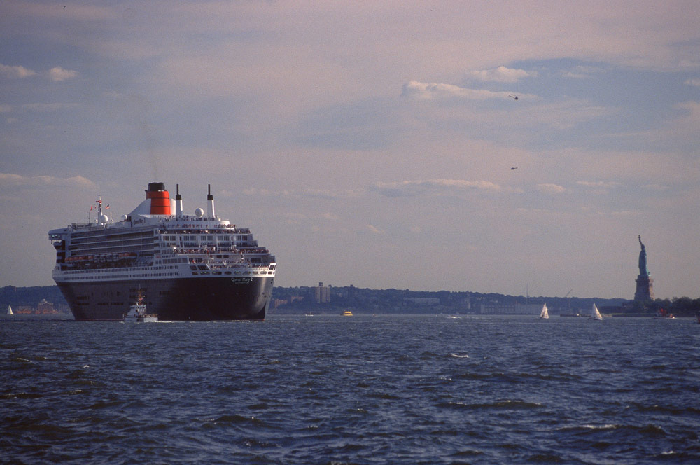 Queen Mary 2 NY 2005