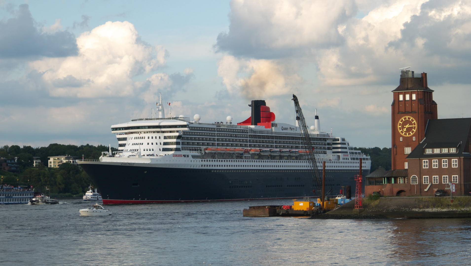 Queen Mary 2 passiert Finknwerder