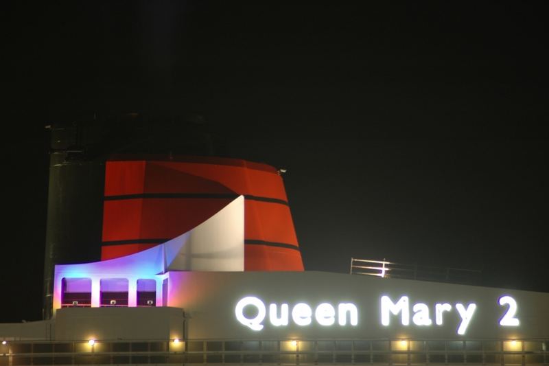 Queen Mary 2 - Schornstein bei Nacht