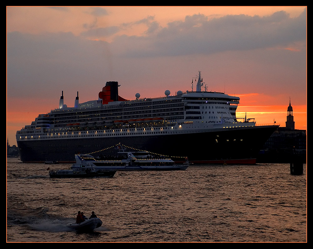 Queen Mary 2 - Sunset over Hamburg