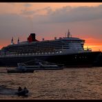 Queen Mary 2 - Sunset over Hamburg