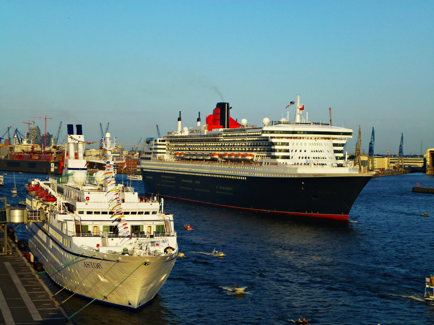 Queen Mary 2 trifft Astor