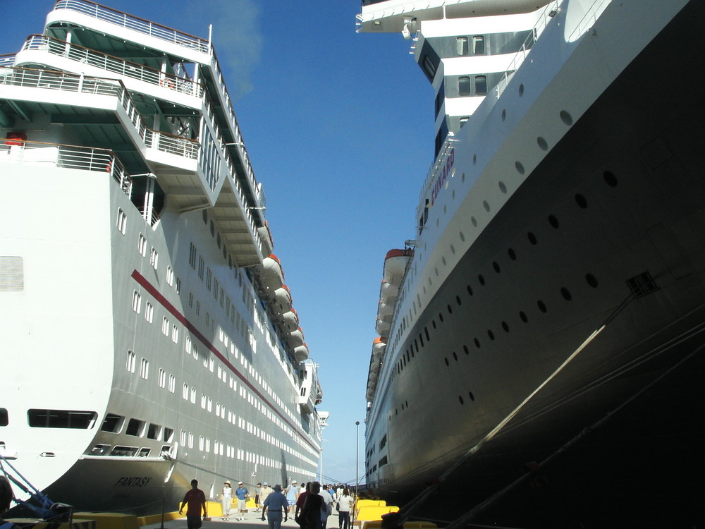 Queen Mary 2 und Carnival Fantasy am Kai von Costa Maya