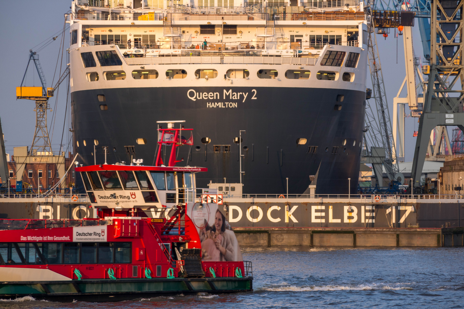 Queen Mary 2 und Fähre