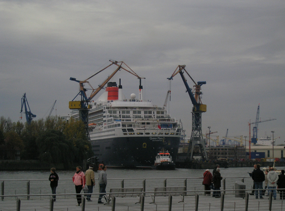 Queen Mary 2 unterwegs ins Dock