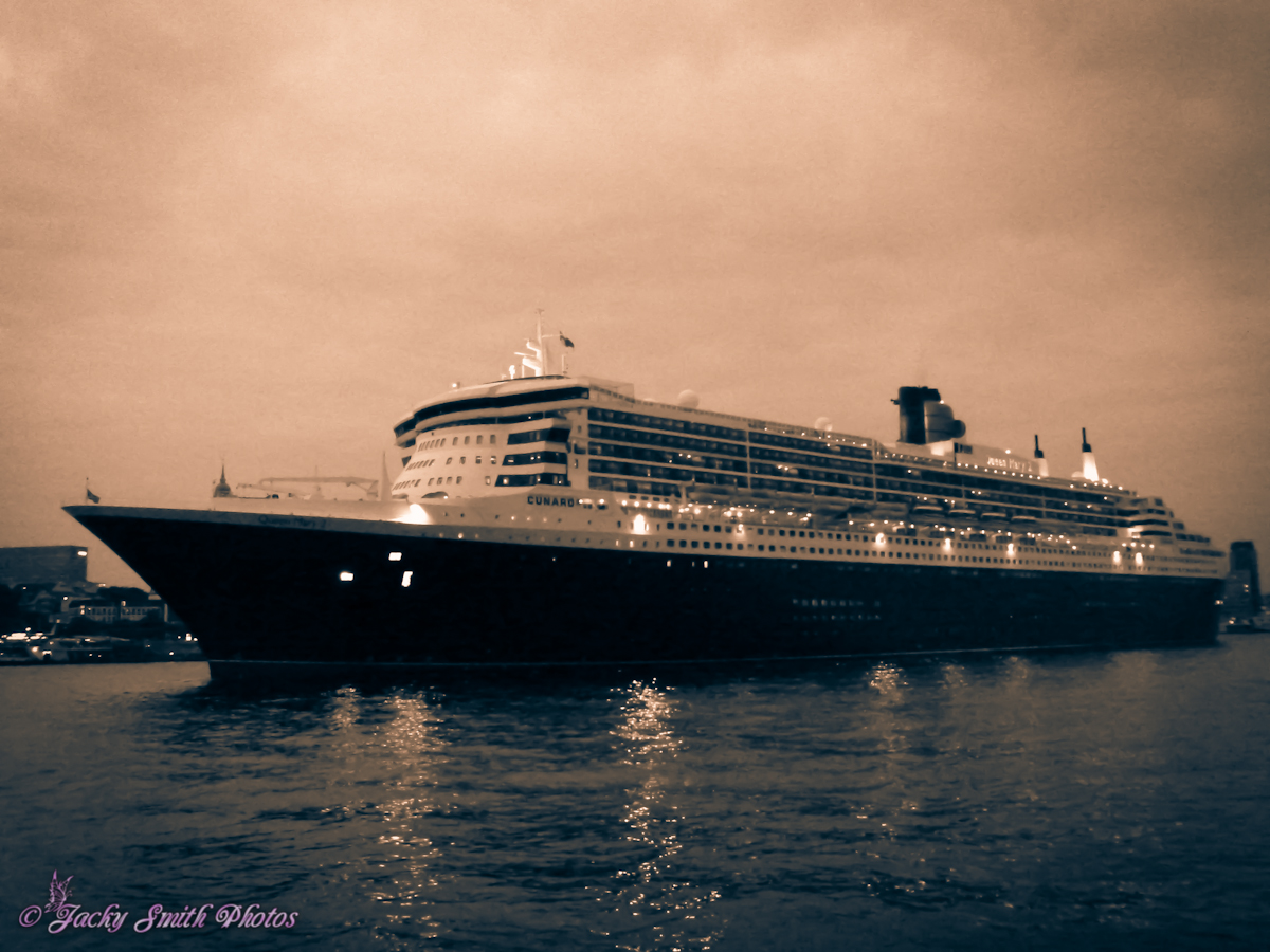 Queen Mary 2 verlässt gerade den Hamburger Hafen