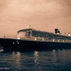 Queen Mary 2 verlässt gerade den Hamburger Hafen