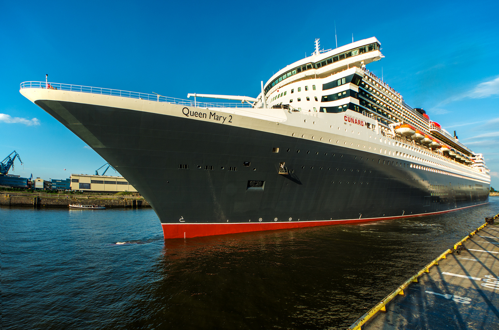 Queen Mary 2 verläßt Hamburg