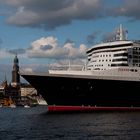 Queen Mary 2 verlässt Hamburg