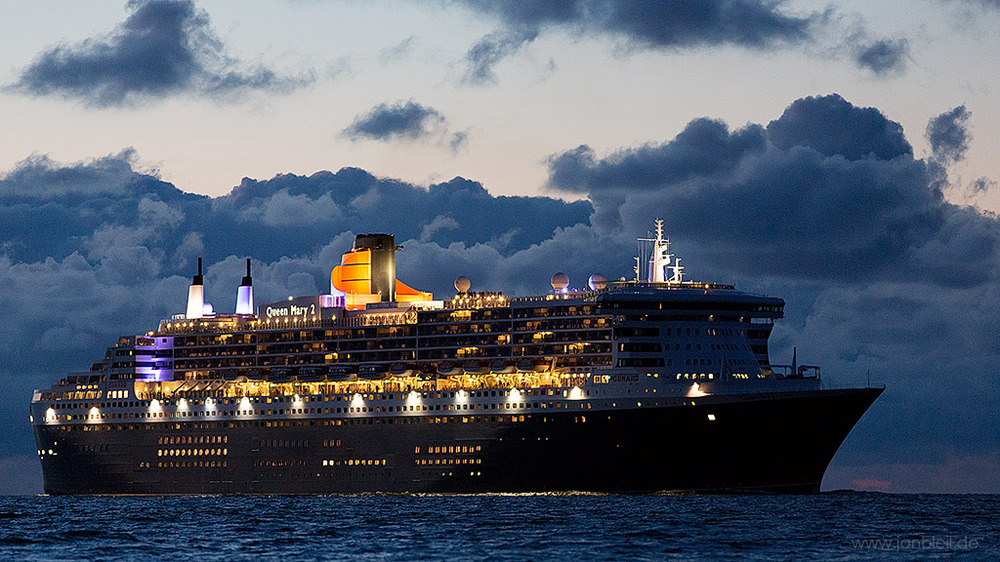 Queen Mary 2 vor Cuxhaven