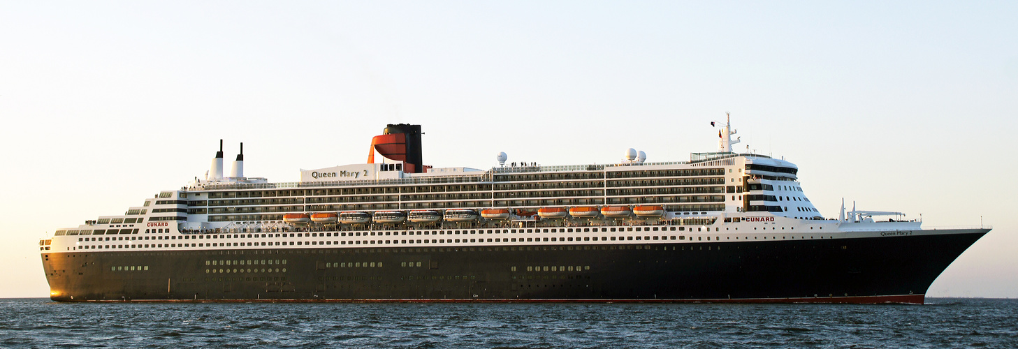 Queen Mary 2 vor Cuxhaven