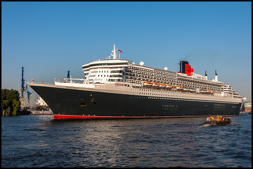 Queen Mary 2 vor den Landungsbrücken