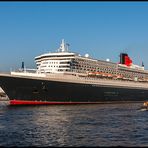 Queen Mary 2 vor den Landungsbrücken