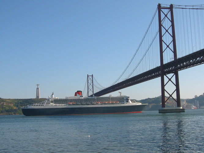 Queen Mary 2 vor der Christus - Statue in Lisboa