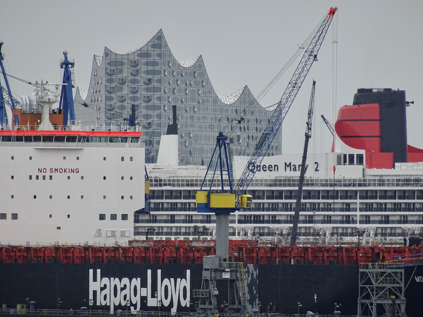 Queen Mary 2 vor Elbphilharmonie